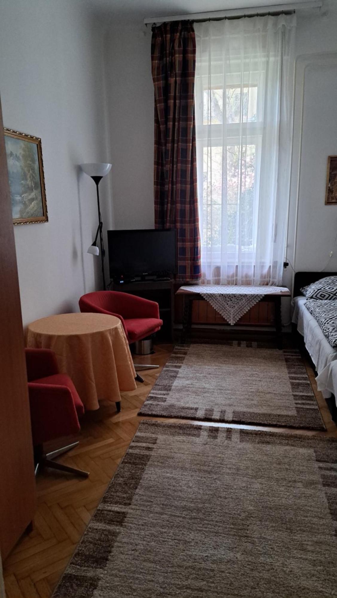 Villa Julia, Budapest